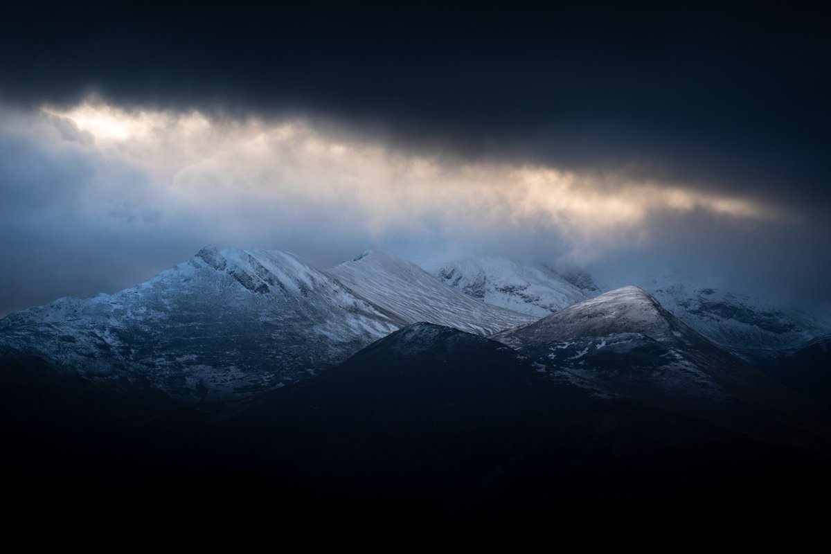 Some moody Lakeland fells to get you excited for weekend asventures. 🏔 🖤 @lakedistrictnpa @LakesCumbria @Cumbria_Lakes #thelakedistrict #cumbria #LakeDistrict #mountains #landscapephotography #photography