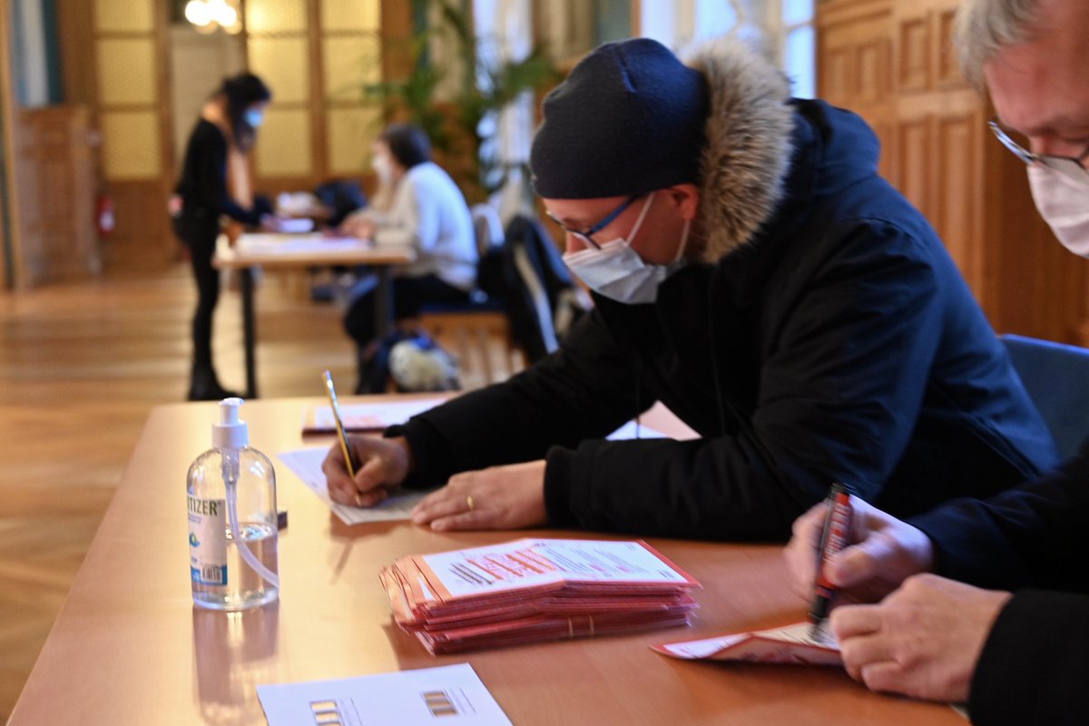 VilleSaintDenis's tweet photo. |BUDGET PARTICIPATIF| 1/2 Aujourd'hui, des habitant-es, porteurs de projets, élu-es sont mobilisé-es pour dépouiller et enregistrer l'ensemble des votes papier dans le respect des gestes barrières. Les binômes constitués assurent un dépouillement en toute transparence. https://t.co/CinaQZlXoZ