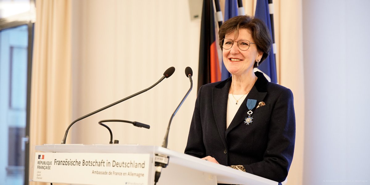 amdescotes's tweet photo. Heute hatte ich die Freude, Dr. Margarete Mehdorn @MMehdorn, Konferenzdolmetscherin, Übersetzerin und Präsidentin der VDFG, in der @FranzBotschaft die Insignien eines Ritters im 🇫🇷 Verdienstorden für ihr langjähriges Engagement im Dienste der 🇩🇪-🇫🇷 Freundschaft zu verleihen. https://t.co/hWez4uMhlD