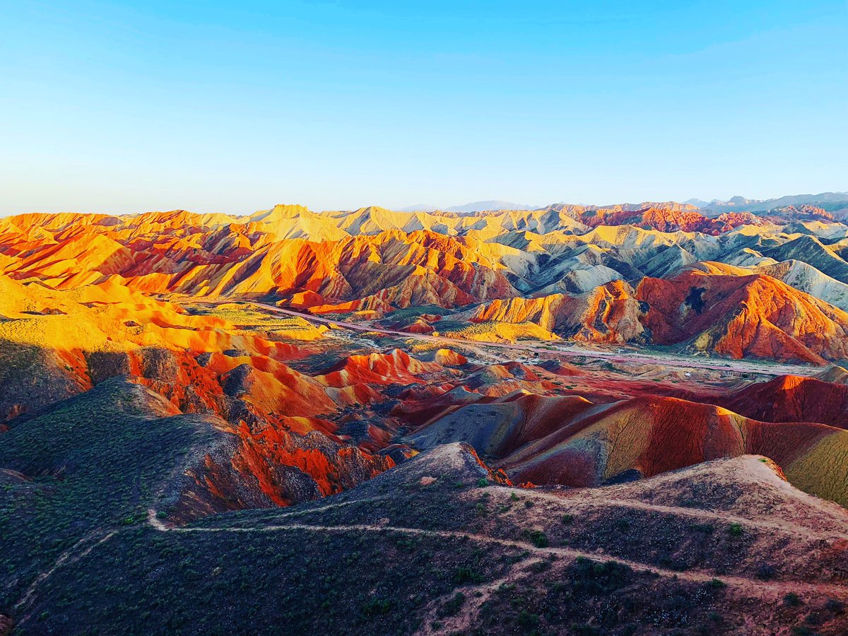Can you guess where you can find this natural phenomenon of #rainbowmountains?  
We got a 2 tips: 
1. They all are mostly located in national parks!  
2. #asia is staring some of rainbow mountains