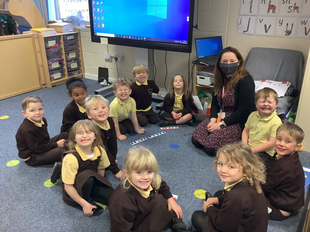 TheRichmondPri's tweet image. #EYFS Teacher Mrs Alice Sharp exploring Maths problems, with her pupils during a @mathsnoproblem lesson. #FunToLearn
