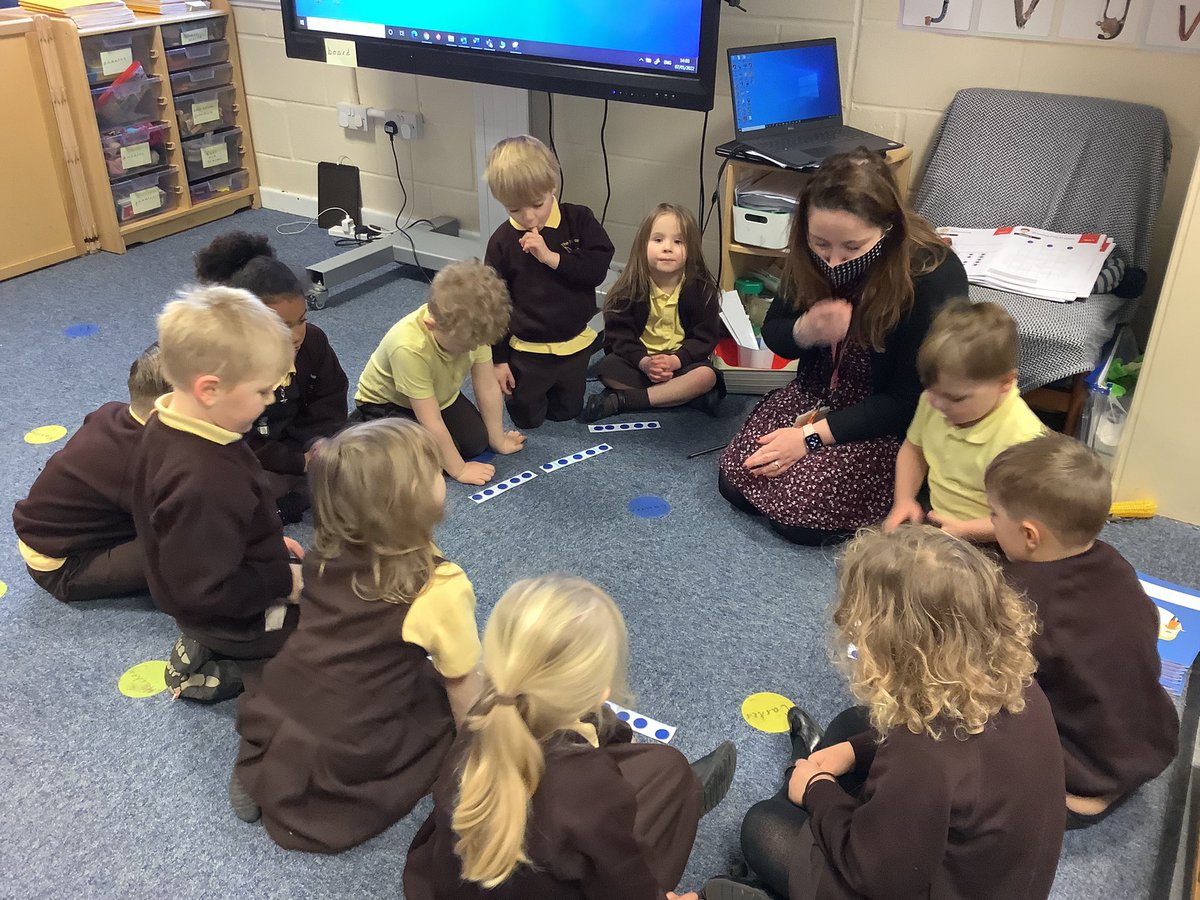 TheRichmondPri's tweet image. #EYFS Teacher Mrs Alice Sharp exploring Maths problems, with her pupils during a @mathsnoproblem lesson. #FunToLearn