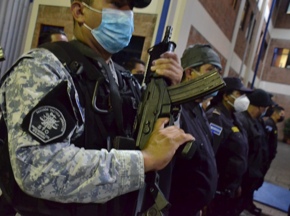 ndnoticiassv1's tweet photo. #LoUltimo Esta madrugada @PNCSV realizó incursión conjunta con @FGR_SV, contra una organización dedicada al robo y hurto de vehículos a nivel nacional. https://t.co/OMMJ6rs9iO
