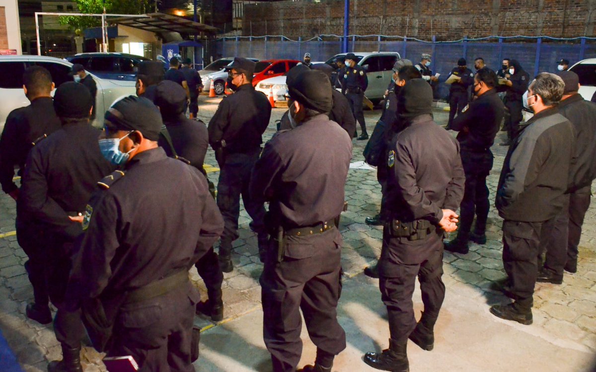 ndnoticiassv1's tweet photo. #LoUltimo Esta madrugada @PNCSV realizó incursión conjunta con @FGR_SV, contra una organización dedicada al robo y hurto de vehículos a nivel nacional. https://t.co/OMMJ6rs9iO