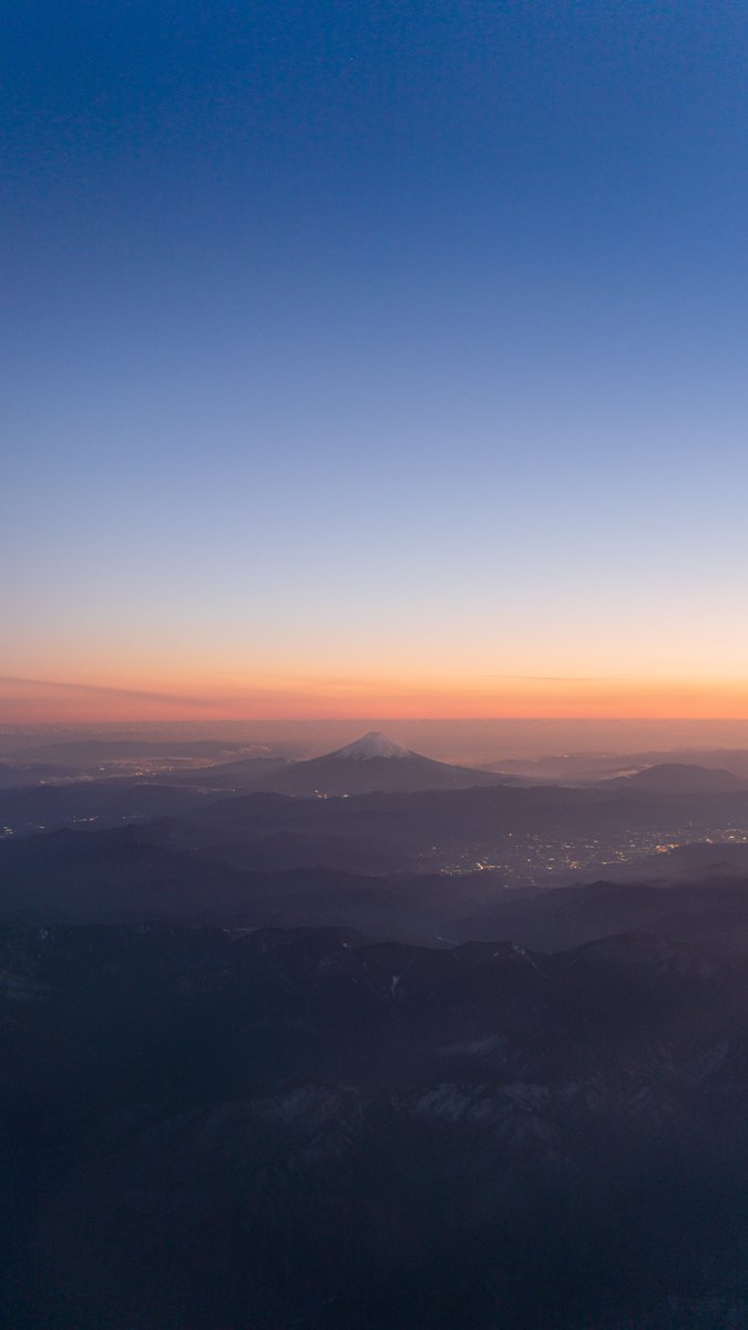 「夕景 -富士-」 高度6000メートルから見る絶景。 飛行機の窓席は常に特等席です☺