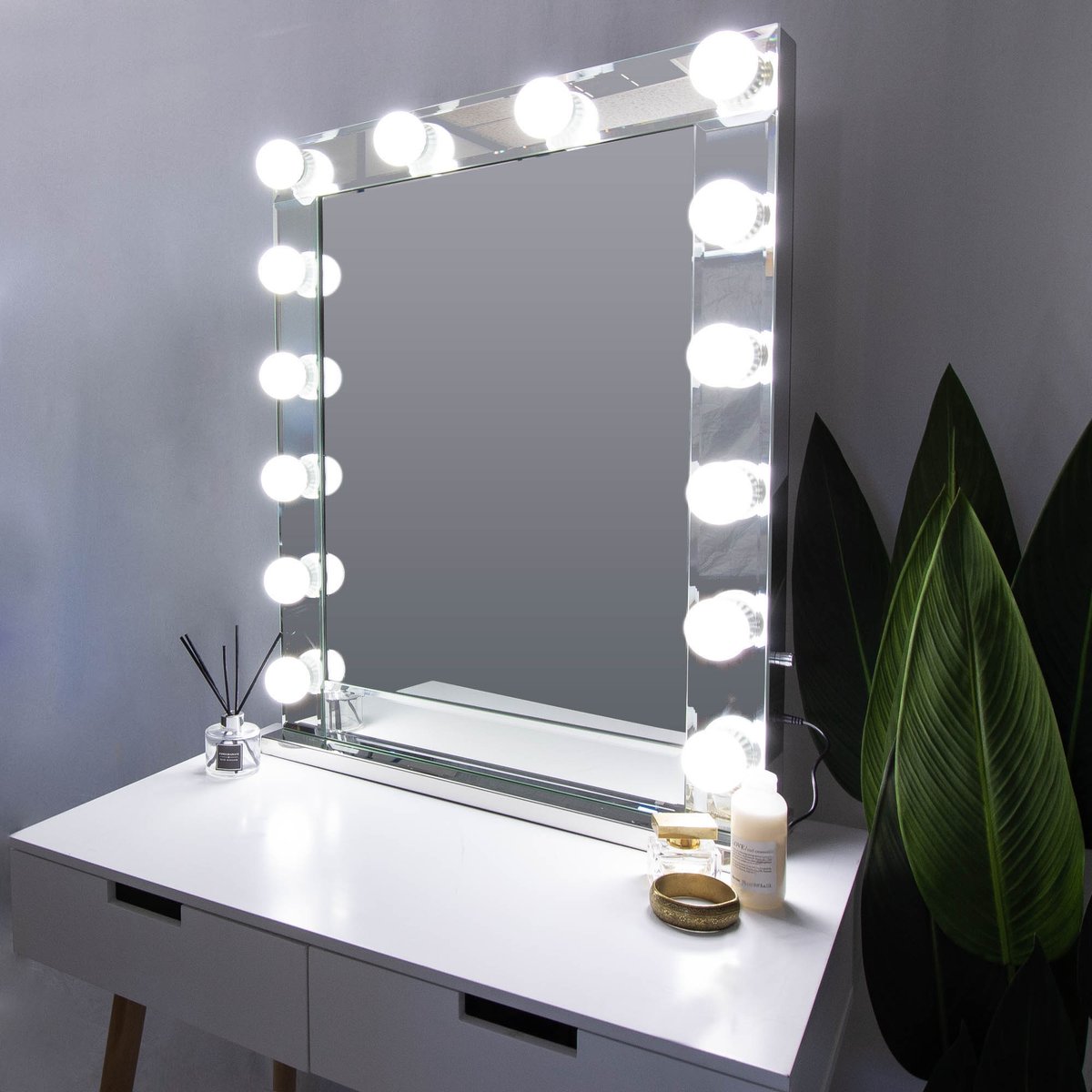 JackStonehouse2's tweet photo. Our gorgeous Hollywood Mirrors are in our January sale 🚨

Use the code MIRROR20 in your basket to take 20% off your new mirror!

⭐ https://t.co/0zgAkv04Yk ⭐

#newyearsale #sale https://t.co/1VAULJf2VX