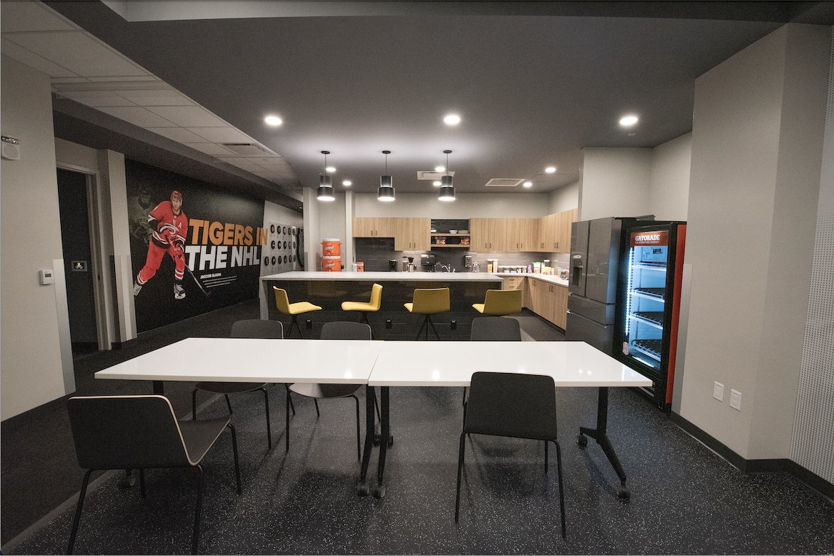 The first #FacilityFriday of 2022 features the Jaden Schwartz Team Lounge! Below is a fun fact about  <a href="/CCTigerHKY/">CC Hockey</a> 's unique space ⬇️

Zoom in to the large white wall in the first picture and you will see that the mountain formation design is completely comprised of tiny CC logos!