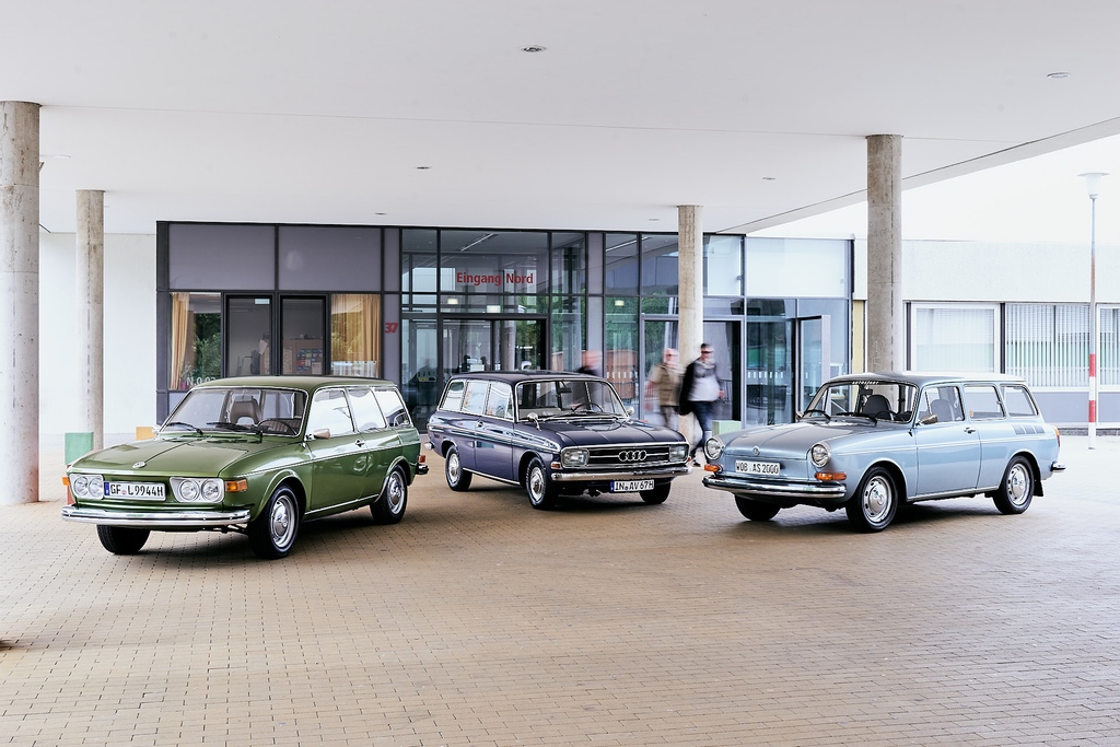 realwim's tweet photo. When teachers in the 70s parked directly in front of the entrance... which, depending on the teaching style, would have been considered quite courageous.

#vwclassic #audiclassic #audi #vw #leicacamera #typ3 #typ4 #audi80 #brutalismus #classiccars https://t.co/FOxw75f1pG