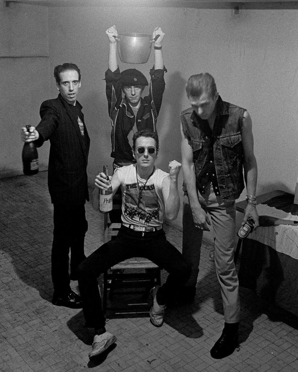 TheClash's tweet photo. The Clash, 1981.
📷©️ Janette Beckman
#TheClash https://t.co/6aSOt2PTDk