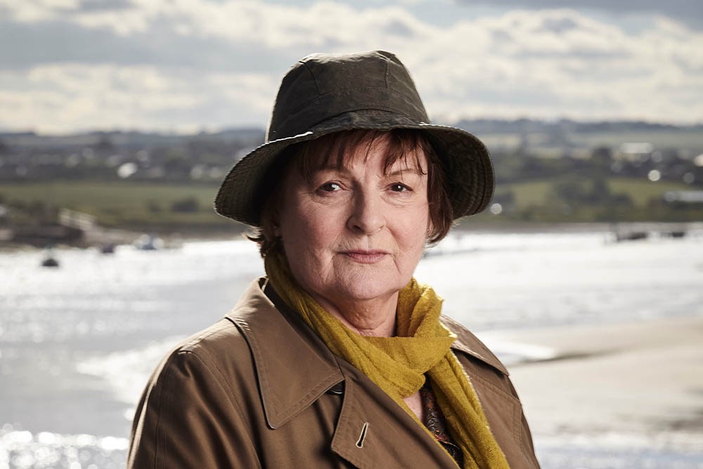 There’s more to this robbery than meets the eye, with exceedingly complicated consequences… 💰

Make sure to catch the exciting #Vera on <a href="/ITV/">ITV</a> at 8pm tonight!

⭐️ <a href="/BrendaBlethyn/">Brenda Blethyn</a>, <a href="/MeganPurvis2/">Megan Purvis</a>
🎥 Director of Photography: @cindersforshaw