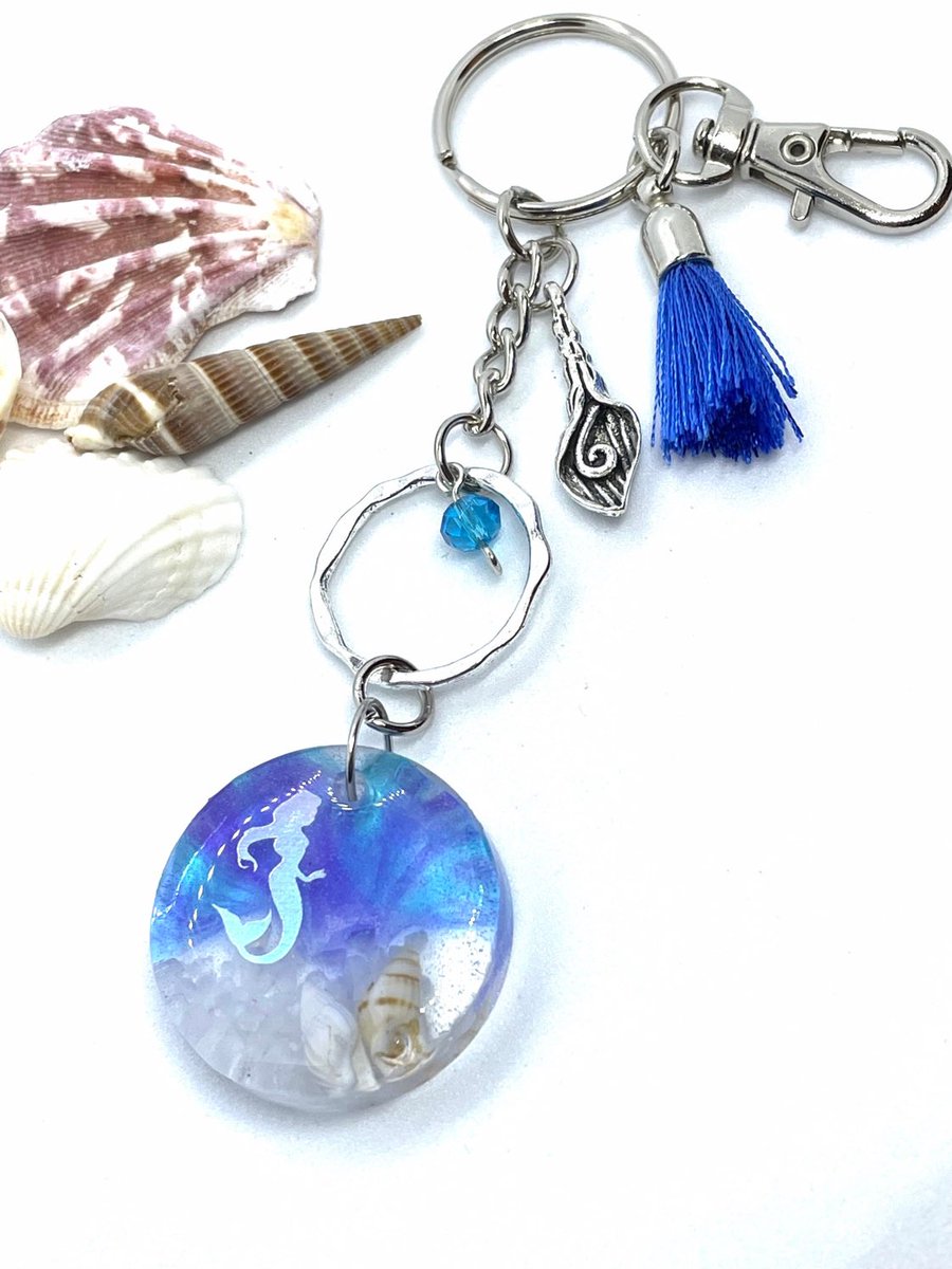 PrettyHappy_Ele's tweet photo. How pretty is this mermaid keyring or handbag charm? Available now in my Etsy shop.  #handbagcharm #etsy https://t.co/sr9eIb7HRY https://t.co/r79Lyyi5sY