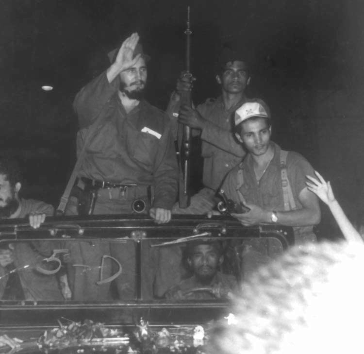 #Fidel: Viven en el corazón de nuestro pueblo los héroes caídos, sus restos están lejos, esparcidos muchos de ellos en las abruptas montañas en cada uno de los campos de batalla, donde la victoria se logró a costa de sacrificios. 7/01/1959