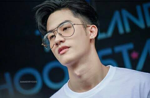 hellahotdamn's tweet photo. —Taynew AU

BodyTalk

Ibarat sudah jatuh tertimpa tangga; New si mahasiswa beasiswa harus menerima kenyataan bahwa orangtuanya meninggalkannya dengan beban hutang berlapis-lapis dan bonus adik tiri. Putus asa dan miskin setengah mampus membuatnya menempuh jalan pintas. https://t.co/0cywH2gInO