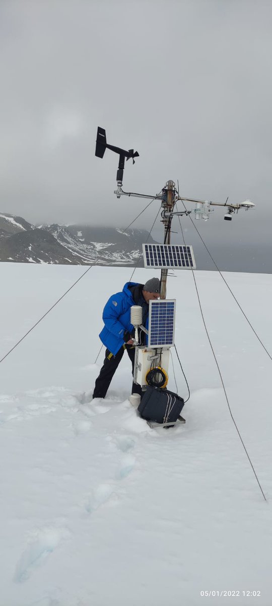 tinyprincess668's tweet photo. Con la mejoría de las condiciones meteorológicas hemos podido subir al glaciar Hurd con l@s técnico@s de montaña y los investigadores del proyecto de dinámica de glaciares DINGLAC a chequear la estación meteorológica . https://t.co/URHS4Ey984