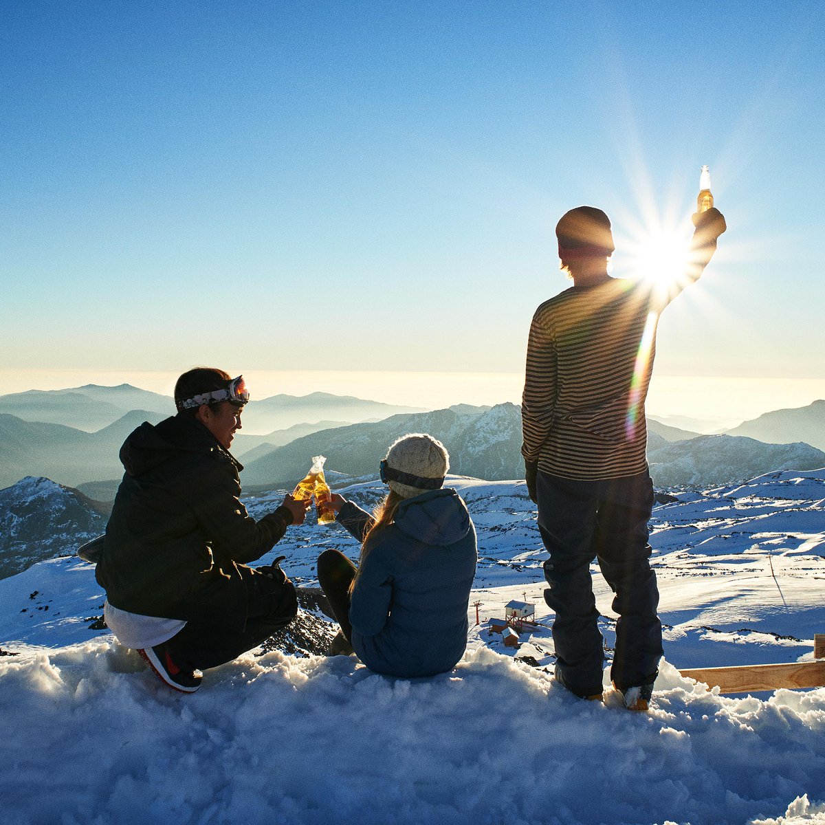 Raise a toast to the warm winter sun by unwinding with paradise and lime. 

#Corona_India #ThisIsLiving #Paradise #LogOffLimeIn