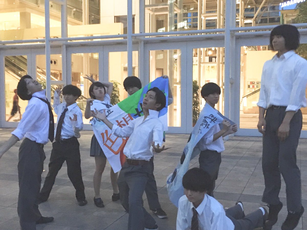 SHIKISOWORLD's tweet photo. 高校の同期クジラ夜の街と、
高3の都大会と同じポーズで✌️

これからも応援してるよ🐳
またどこかで会おう。 https://t.co/ll3m1wBNog
