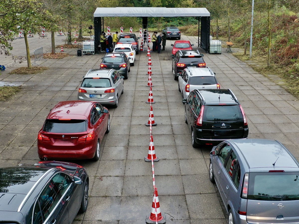 FeuerwehrGL's tweet photo. Aktuelle #Impfangebote der Feuerwehr sind veröffentlicht. Morgen wieder #ImpfDriveIn und unter der Woche können ab sofort Termine gebucht werden. Alle Infos unter 👉 https://t.co/Gr7ViJTKOe
 #GLImpft #ImpfenSchuetzt #EinsatzfürGL #bergischgladbach112 #booster #Corona https://t.co/KsD1AENTwN