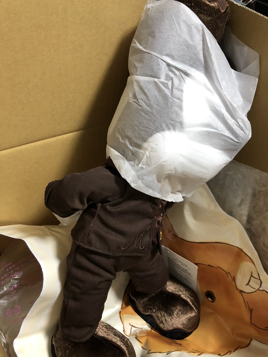 Tokuhatsumumono's tweet photo. ショップディズニーで買ったGODIVAコラボのミッキーさん達が届いたので、わくわくしながら開封したところ、目隠しされて後ろ手に縛られた、事件性しか感じられないスーパースターが出てきて我が家に戦慄が走っている…『誘拐犯に身代金支払ったら箱詰めにされて返された』というシチュエーション…？？ https://t.co/Wx6BYpcxam