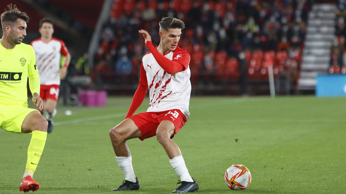 AcademiaUDA's tweet photo. 🗞 @Carlos_GH11, el lado positivo dentro de la cadena de infortunios del Almería

▪️ El futbolista del filial causa sensación y aprovecha las oportunidades que Rubi le da en el primer equipo por la numerosas bajas

→ https://t.co/aprHD9p9GX

#AcademiaUDA 🦁🔴⚪️ https://t.co/n4C39I4eWw
