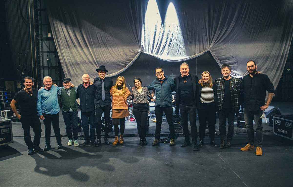 Mila mila esker atzoko magia posible egin zenuten guztioi: bertaratu zinetenei, lagun eta gonbidatuei, langileei, kantuen egileei…  asko gozatu genuen, asko. Atzokoa hasera baino ez zen izan, bide eder baten hasiera. Inoiz isilduko ez den kantua gara. 🔥
#kantubatgara