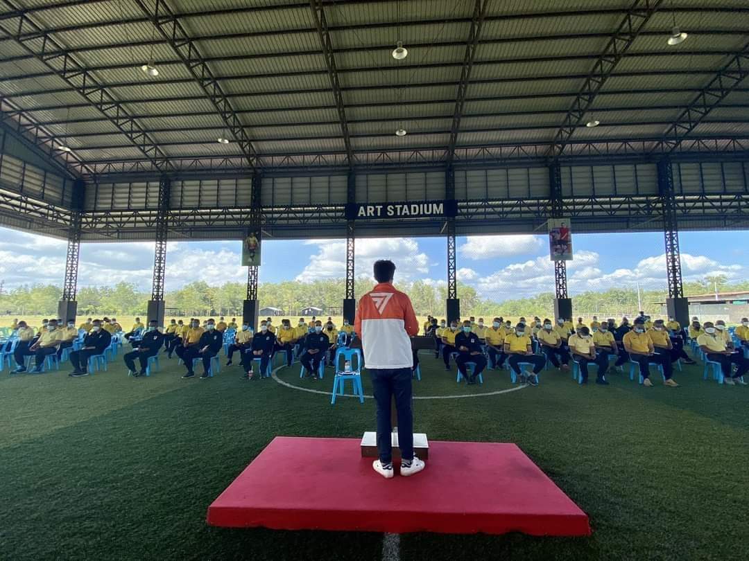 Khaochode3's tweet image. เขาใส่เสื้อเหลืองมากันขนาดนี้มึงยังไม่รู้ตัวอีก 🤣🤣