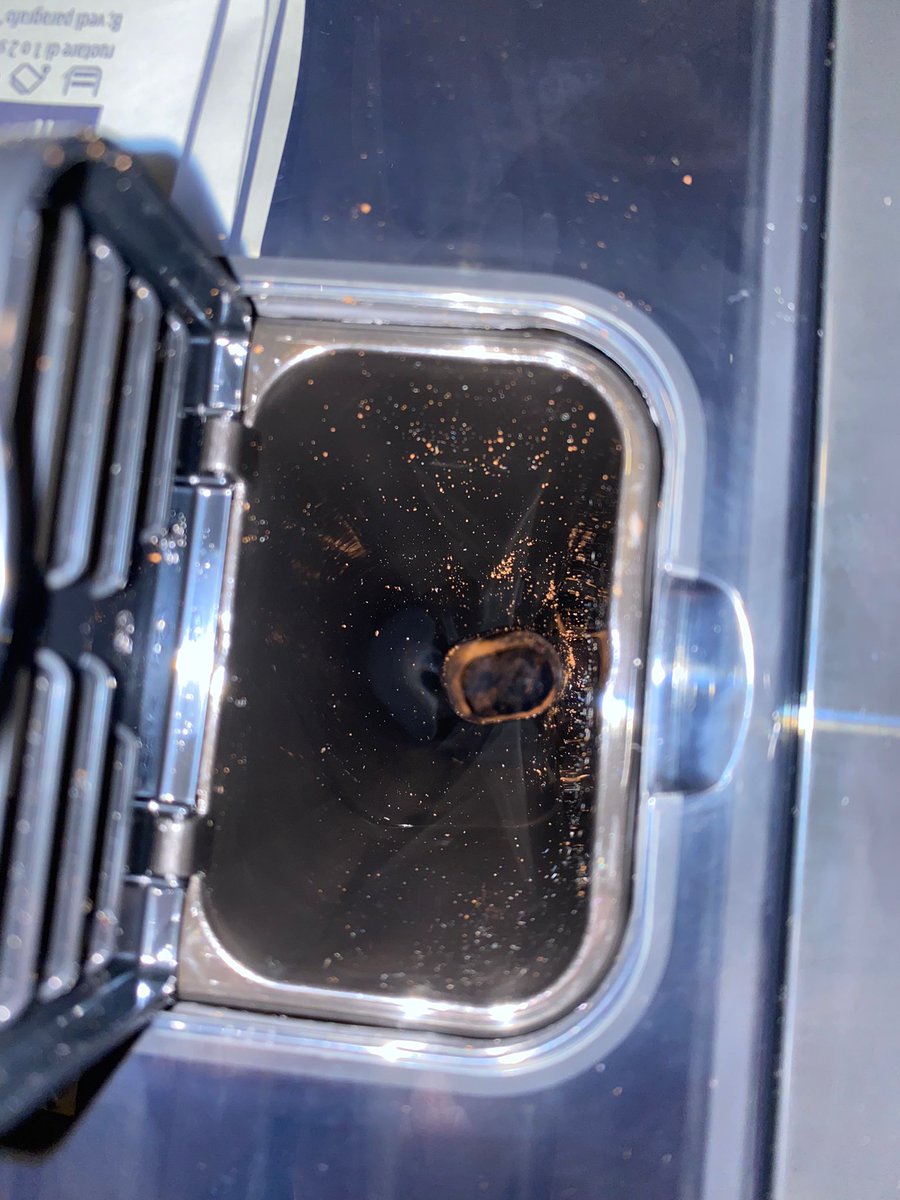 78_cenk's tweet photo. @SaturnDE 
Danke Saturn hab gerade meine Bestellung bekommen.
Delonghi-Kaffevollautomat.
Wenn ich ein Gebraucht gerät kaufen wollte …würde ich bei Ebay kaufen.
Was soll das kaffepulver spuren im Fach für die Bohnen. https://t.co/vnN8HvfSaE
