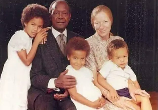 OraundR's tweet photo. MARRIED AT 52.
Njonjo married at 52, saying as the AG he often worked long hours which would have been unfair on a spouse. In 1972 he married a British lady called Margaret Bryson, who he met at the All Saints’ Cathedral in Nairobi. #jalango #at77 https://t.co/d9ojxBS7aw