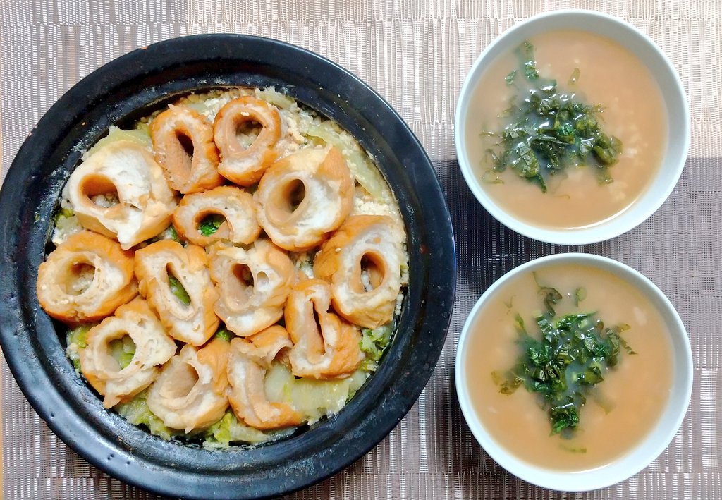 夕食😋お粥 七草粥はお粥に三島の「ひろし」を混ぜ、即席でそれっぽく作るか 考えながら、結局茶粥と野沢菜漬けで草っぽい雰囲気に😊 茶粥と野沢菜漬け 車麩と白菜の味噌煮