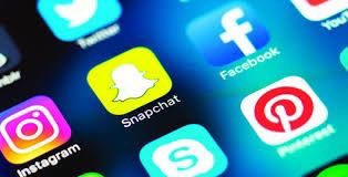 د. فهد الخضيري:

أثبت علماء السلوك .. بأن الذي يهتم بمتابعة المشاهير ويلاحق أخبارهم ومقاطعهم سيشعر بالدونية وباهتزاز ثقته بنفسه ويتأثر عقله ونفسيته للدونية ، ويكره حياته وأنه أقل من الناس وسينعكس ذلك سلبياً على أدائه ووظيفته وزواجه وتجارته، ولا ينجح في كثير أموره لانشغاله بغيره.