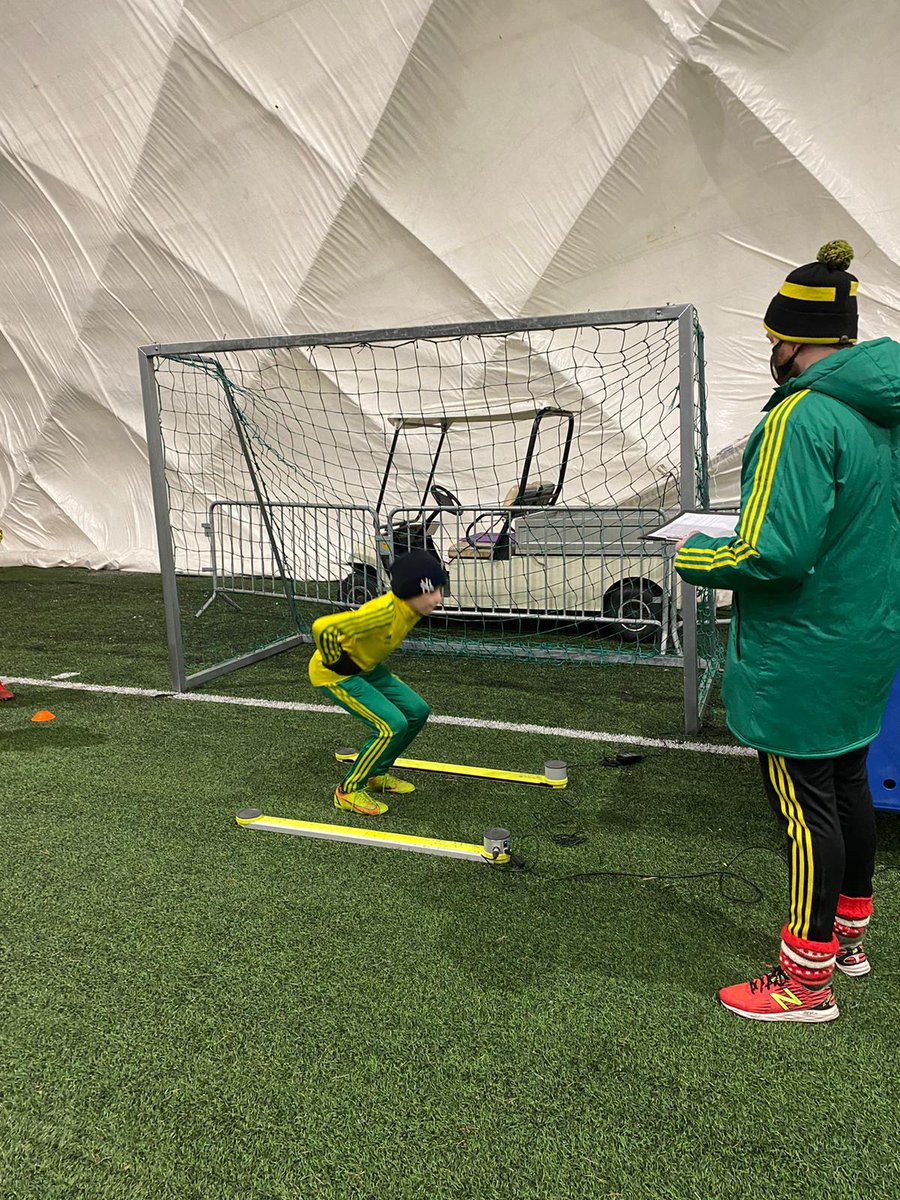 IlvesJuniorit's tweet photo. Mikäs olisikaan parempi tapa, kuin aloittaa uusi vuosi fysiikkatesteillä!? 😁💪 

Ilves Plussan fysiikkavalmentajat ovat perjantaina testanneet junioriedustuksen lähes kaikki E10-C15-juniorit eli yhteensä noin 300 pelaajaa! 💥

#keltavihreä #ilves #juniorijalkapallo #IlvesPlus https://t.co/CQUYqDESKI