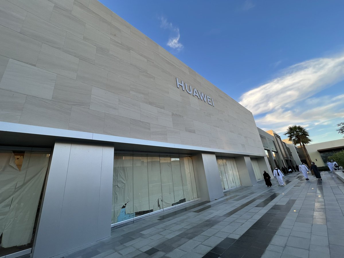 llSPARTAll's tweet photo. Waiting for the grand opening @Huawei @Huawei__KSA https://t.co/EIHXiz70jH