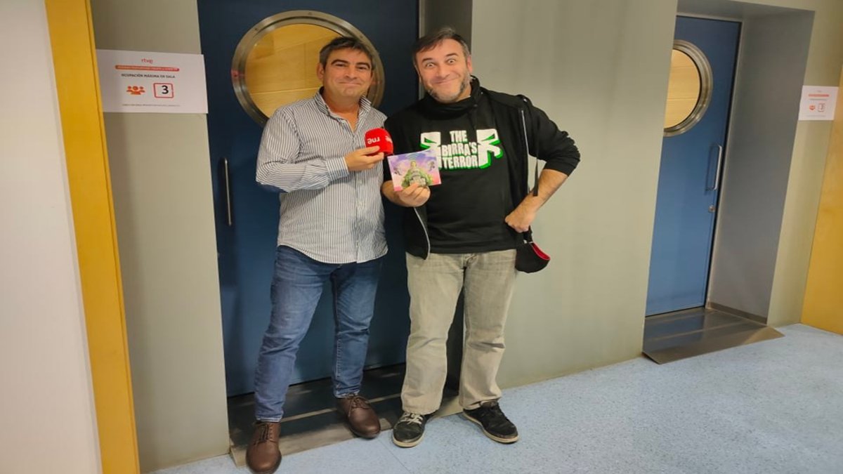 Hoy nos vamos al otro lado del estudio con Andrés Romero, nuestro técnico en Radio Nacional. Charlamos con él sobre su pasión fuera del trabajo, su grupo de punk rock <a href="/TheBirrasTerror/">TheBirra'sTerror</a> y, de paso, conocemos el panorama musical español.
#Estomesuena
rtve.es/radio/radio-na…