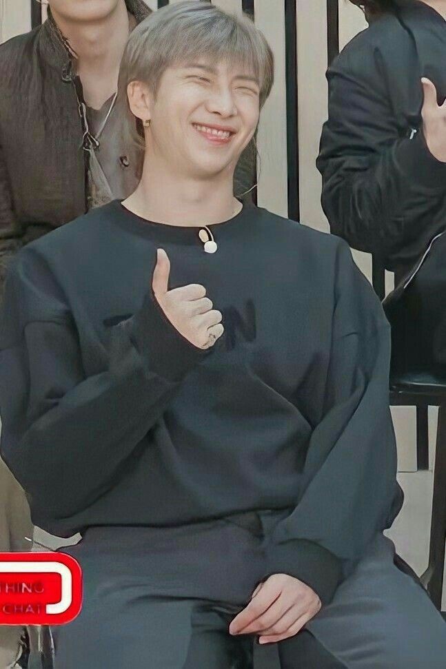 BTSAnswerBr's tweet photo. Kim Namjoon sendo a pessoa mais amável e engraçada do universo. — Uma thread salva vidas. https://t.co/1ndDHyWOeV