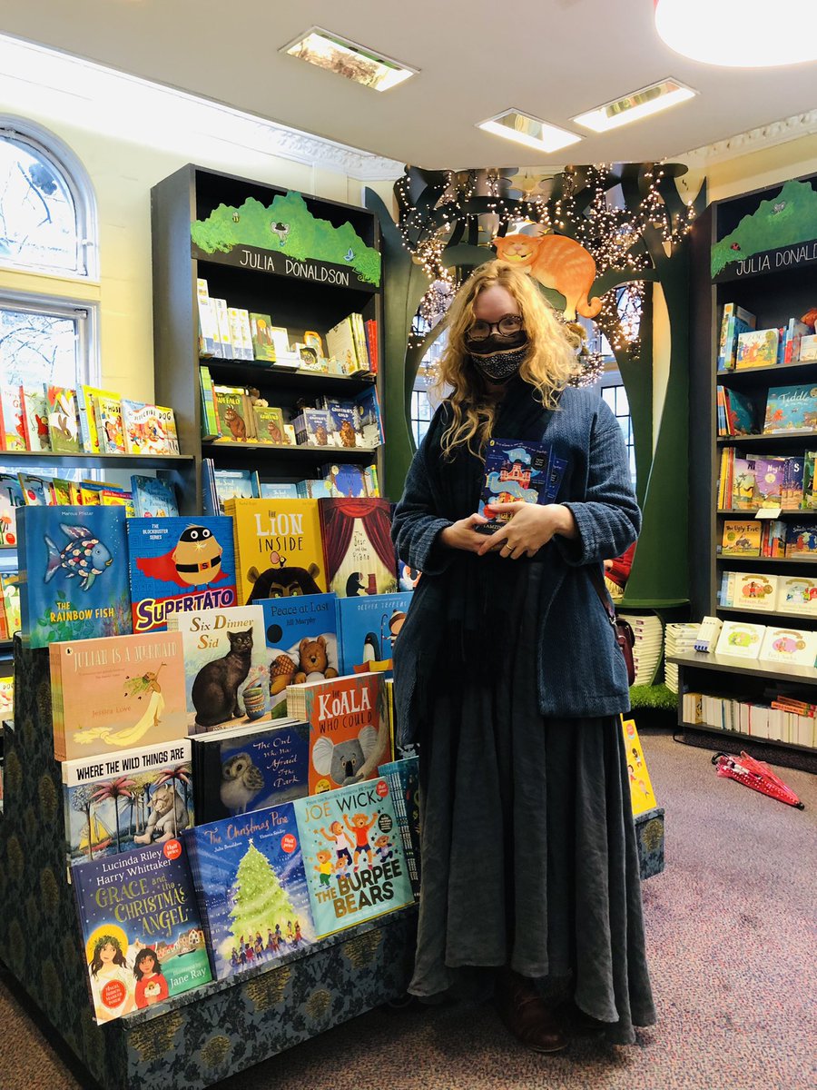 So happy to meet <a href="/tamzinmerchant/">Tamzin Merchant *isn't on social media very much*</a>!!!! We now have signed copies, bookmarks and more 🤩🤩 how exciting! #thehatmakers #waterstoneskids #bookofthemonth #gowerstreet