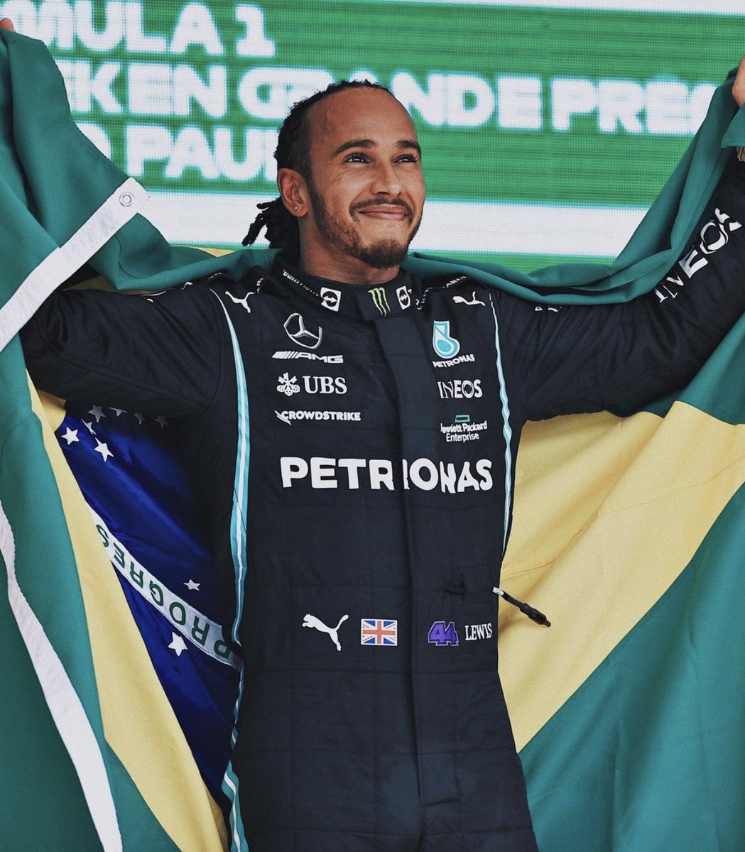 Lewis Hamilton é o que se pode chamar de exceção. Completando hoje 37 anos mostrou que ainda está no auge pra continuar competindo em alto nível. Fora das pistas ele é ainda mais impressionante: ativista, militante e cavaleiro real.
Privilégio viver a época de Sir Lewis Hamilton