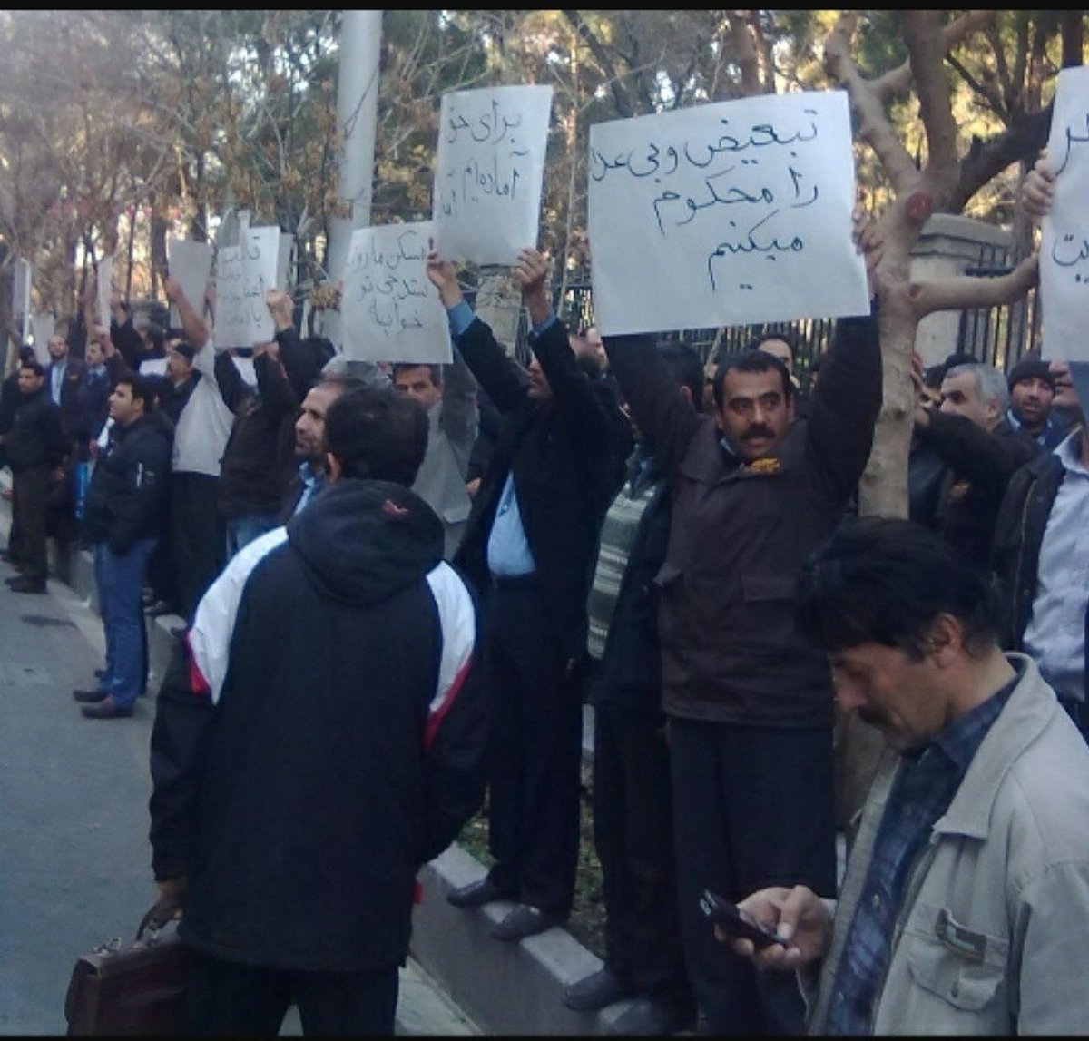 🔴نامه یکی از رانندگان در واکنش به احضار تعدادی از رانندگان خطوط بی آرتی از سوی پلیس امنیت و تهدیدهای عوامل حراست ومدیریت شرکت واحد به سندیکا.

  ارسالی ازهمکار به سندیکا

سلام به همکاران .
من یکی راننده های خط بی ار تی 

t.me/vahedsyndica