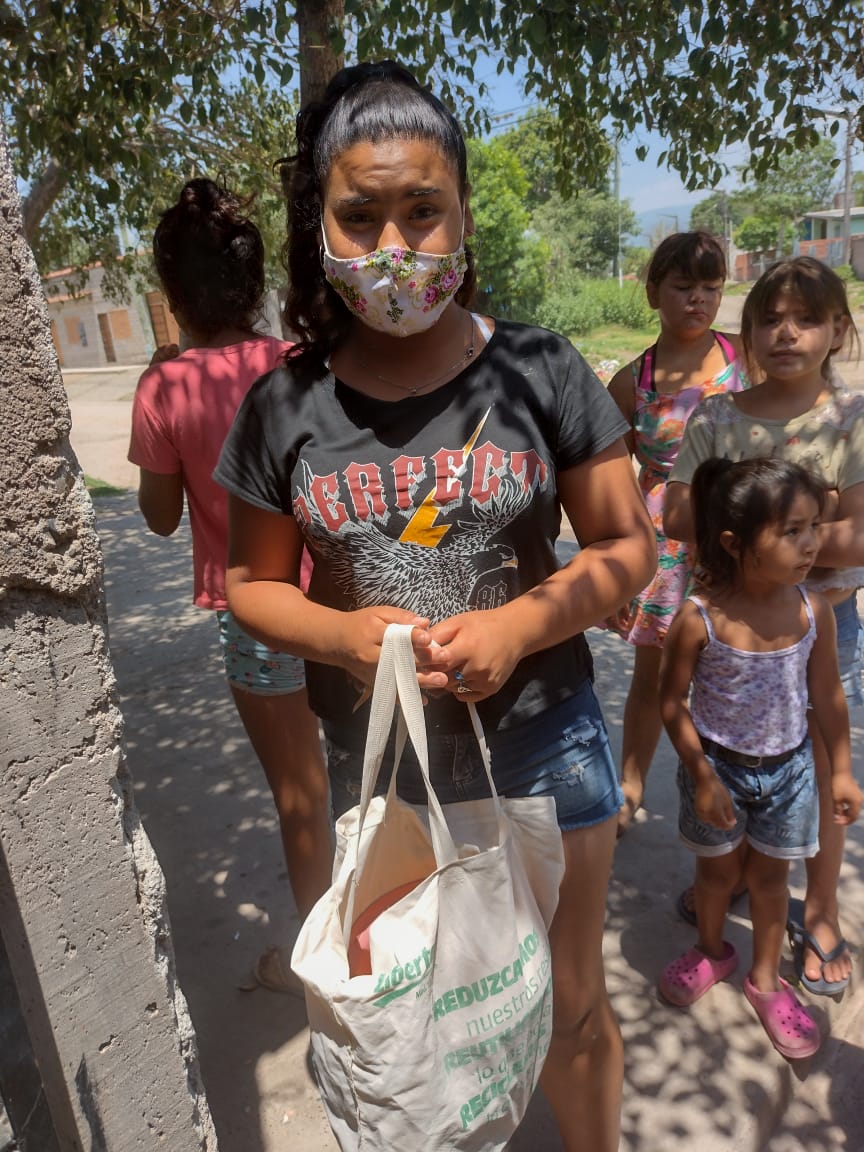 fpdstuc's tweet photo. Difícil situación en las barriadas populares: no paramos con la asistencia alimentaria a las familias, en la peor etapa de pandemia, dónde las familias no pueden salir a buscar como sobrevivír día a día. No solo se debe atender la crisis sanitaria, sino la cruda realidad social https://t.co/SW9bitifgh