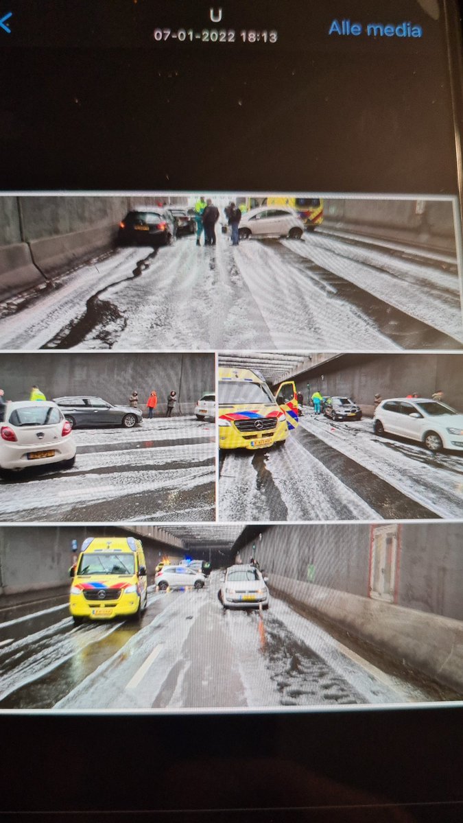 Het ging vanmiddag even mis bij het verlaten van de #beneluxtunnel A buis, #hagel #aanrijding 6 auto's gelukkig geen gewonden