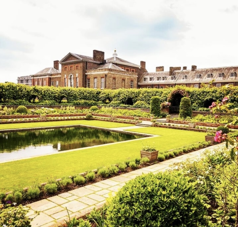 From feathered friends with cold feet to sunny sunken gardens, we’ve seen so many brilliant #PalacePhotos this week! Here are some of our favourites from littlelondonwhispers, allywright29, stephenmfarr and kim.h.krunt on Instagram 📷