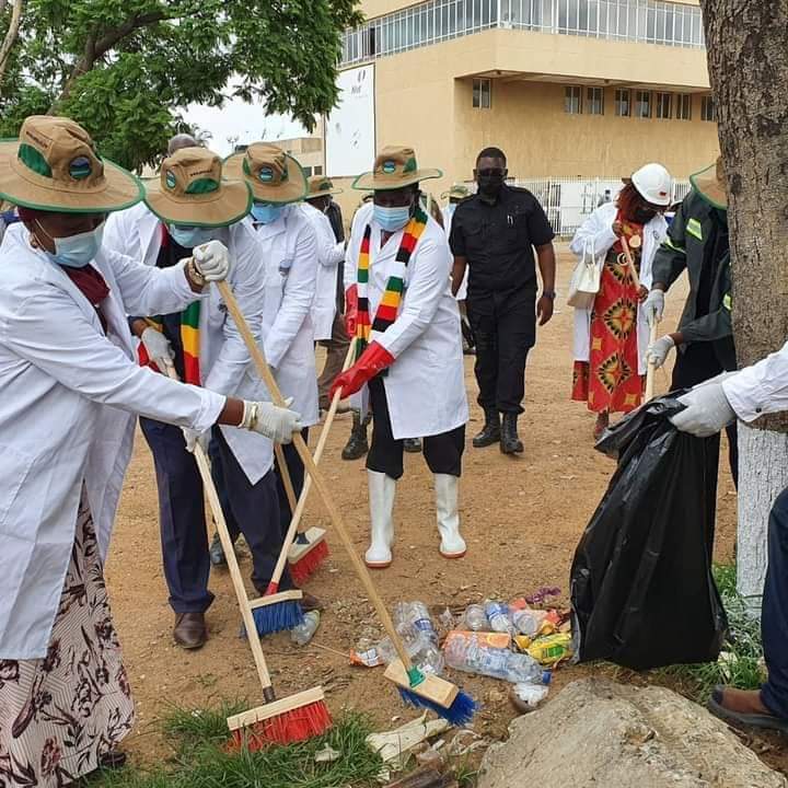 President ED Mnangagwa leading from the front during the #NationalCleanUpDay in Kwekwe. #myenvironmentmypride #togetherprotectingtheenvironment