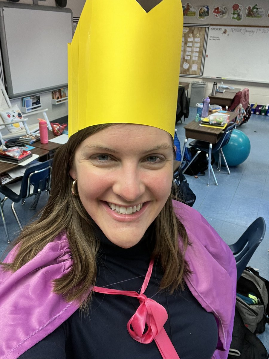My superhero cape and cardstock crown had a nice break (originally used for King James), but got broken out today for a rousing performance of “You’ll Be Back” (@HamiltonMusical) to talk about the Declaration of Independence and King George III! #oneccps #lifeofateacher https://t.co/spj4E4Amel