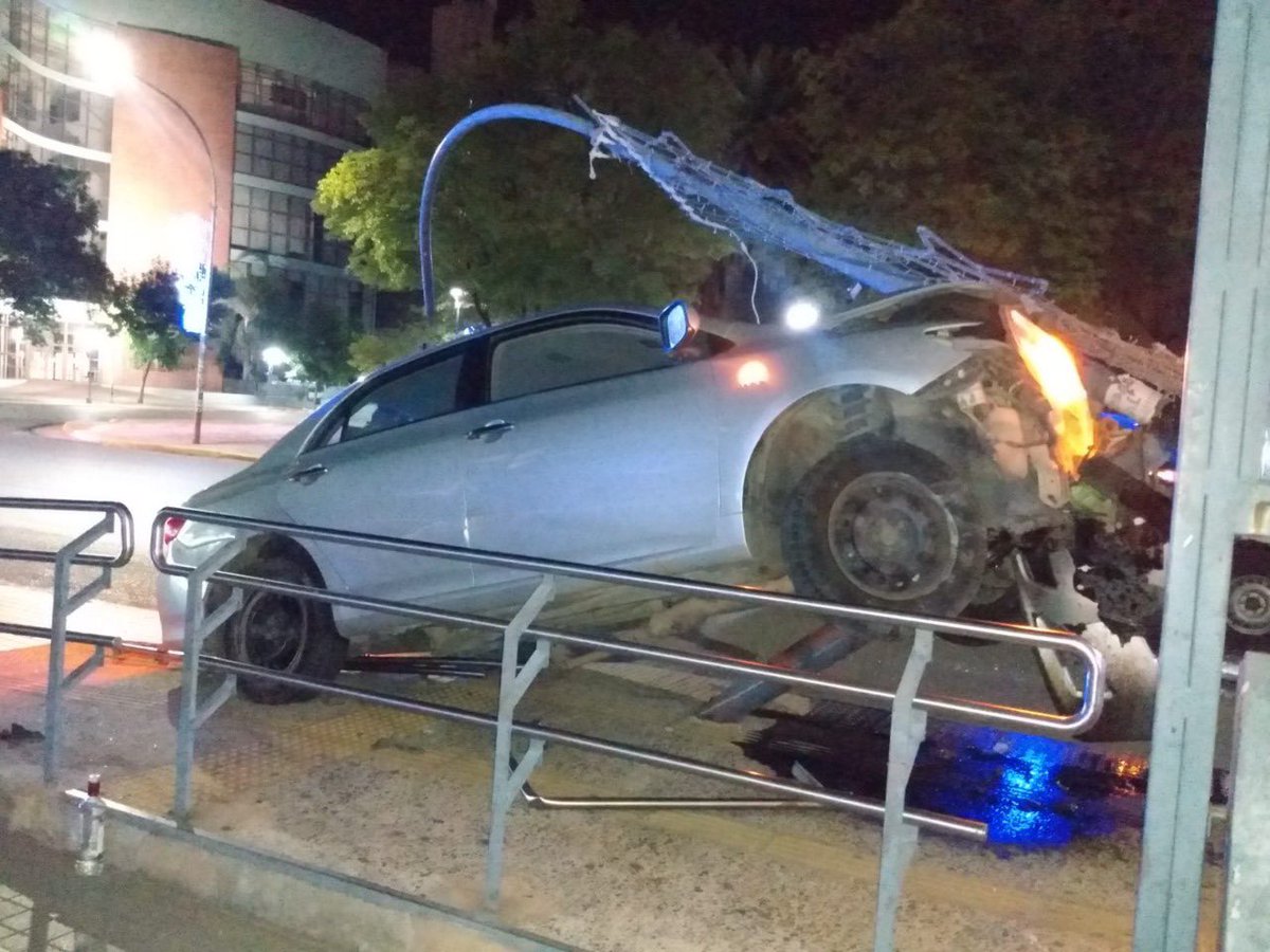 juliowajcman's tweet photo. Qué hacemos estaba alcoholizado una joven de 21 años con su auto Toyota, que hubiera pasado si había gente esperando los colectivos. Hasta cuando esto!!! https://t.co/o6j8SMW9xY