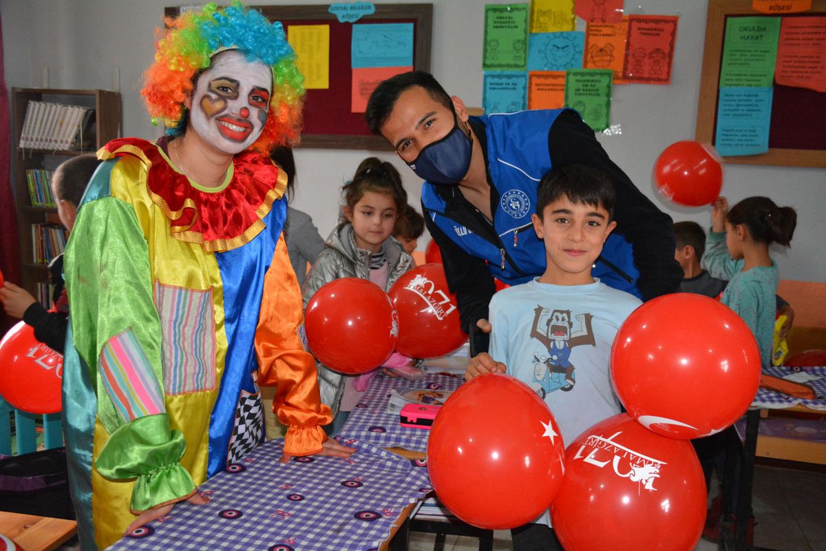 gencliksporbak's tweet photo. Fotoğraflara bakınca mutlu olmamak elde değil. ❤️🤗

🔸Her daim yüzleri güldüren, bulundukları yerlerde sevinci ve tebessümü artıran Genç Gönüllülerimiz... İyi ki varlar. 👏👏

#GSBHerAnındaHepYanında https://t.co/Reyx7HOuRg