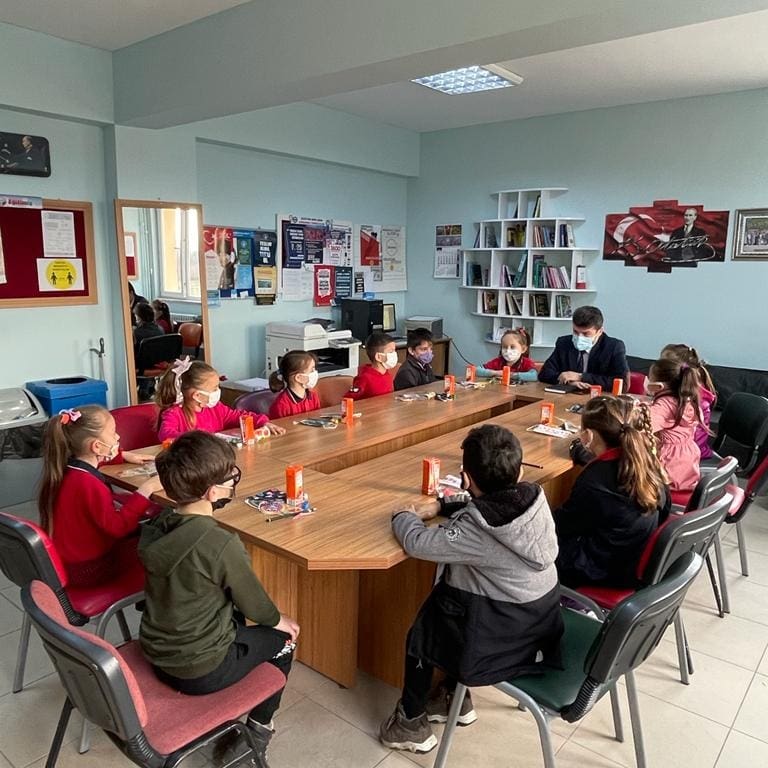 Ataköy Şehit Selim Akan Ilkokulu  sınıflarımızda 
kişilikli, başarılı,  dürüst ve ideal öğrenci davranışı sergileyen öğrencileri  “Haftanın Örnek  Öğrencisi”   olarak seçmek, ödüllendirmek ve onurlandırmak, öğrencileri olumlu davranmaya yönlendirmek.
<a href="/gokhanmurat1/">Murat YİĞİT</a>
<a href="/MustafaOzdmr55/">Mustafa Özdemir</a>