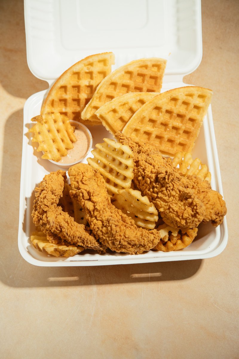 vivalawaffle's tweet photo. Tired of paying more and getting less? Some people out here serving y'all chicken knuckles not chicken fingers. Dare to compare.
#VivaLaWaffle #holdontoyourbuns #BetterBox https://t.co/OBhEugjz67