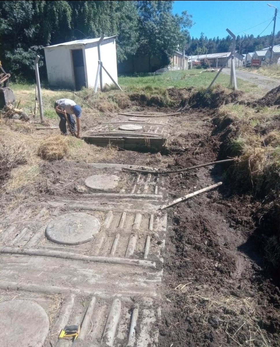 SIEPChubut's tweet photo. El @gobiernochubut finaliza la reparación de la planta de tratamiento de efluentes cloacales en la Escuela N° 740 de #AldeaEscolar 👷♂️🏫
➡️También comprendió la conexión del sector de Industrias a la red y la limpieza total del sistema cloacal exterior.
✔Avance del 95%. https://t.co/TvPVeHbnfc