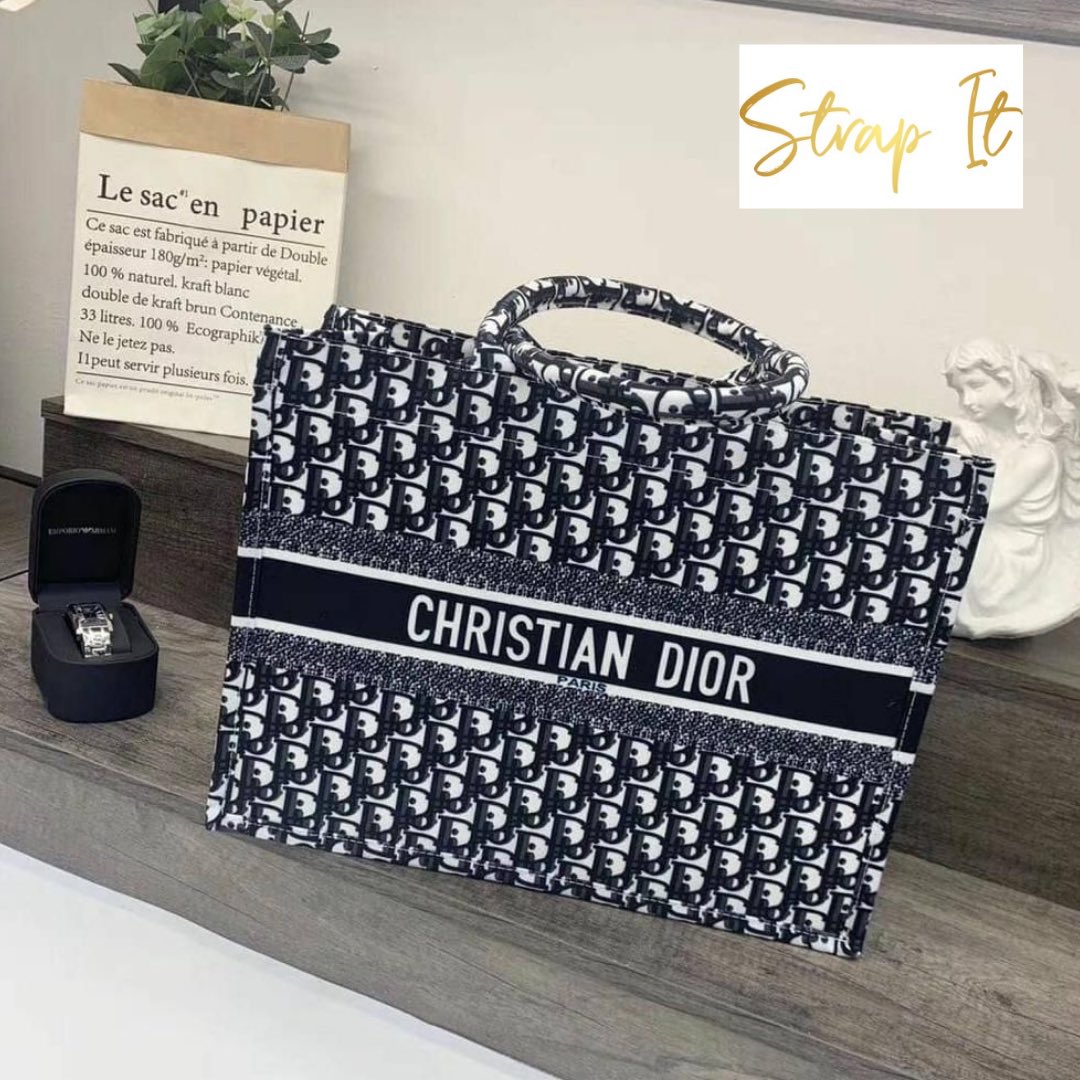 strapitgh's tweet photo. Christian Dior Bag available in this colour ✨

⭕️PRICE : 200 cedis. 

Can be shipped worldwide. ✈️
Dm to purchase. 

#strapitgh #strapit #bags #dior #christiandior  #ghana https://t.co/yMxMd7mMdf