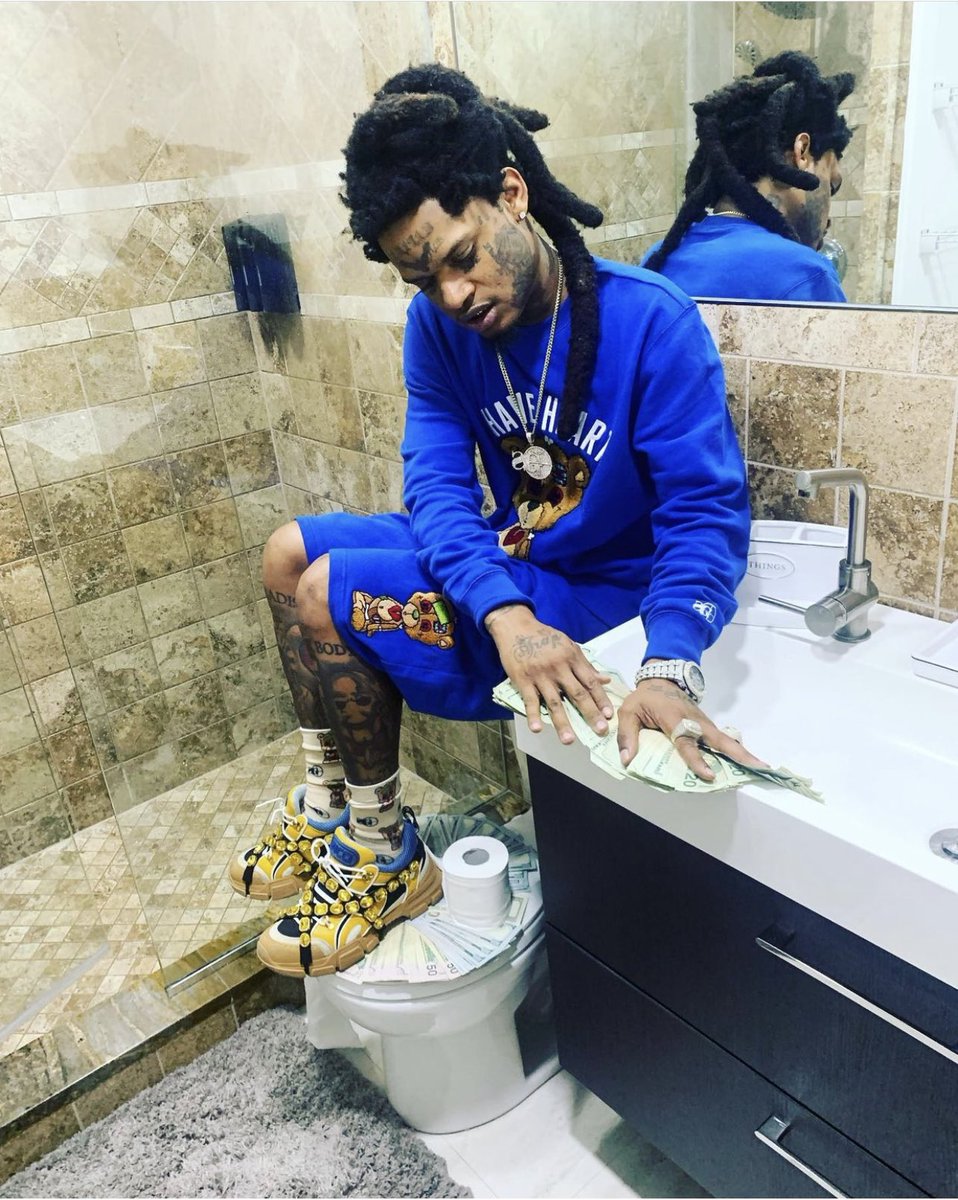 sykobob1k's tweet image. Had to cut lil buddy off he blueberry 🫐 muffin  #puss