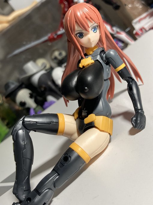 フゥゥーー…
初めて…………
プラモで乳を盛っちまった…
でも想像してたより
なんて事はないな 