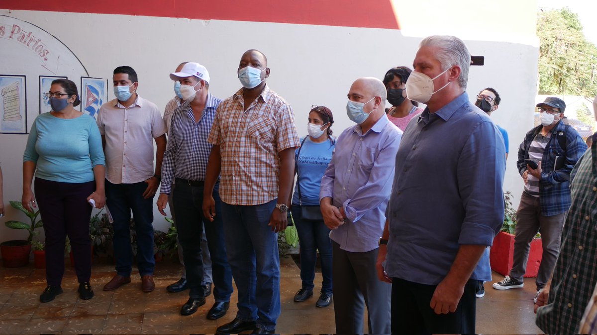 En su visita a #CiegodeAvila, el Presidente <a href="/DiazCanelB/">Miguel Díaz-Canel Bermúdez</a> recorre la escuela Levan Kikava Levi, del Consejo Popular Ceballos; lo acompañan <a href="/DrRobertoMOjeda/">Dr. Roberto Morales Ojeda</a> y <a href="/GHNordelo5/">Gerardo Hdez. Nordelo</a>. Esta forma parte de las visitas habituales de la dirección del país por comunidades y polos productivos.
